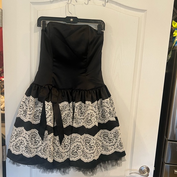 Jessica McClintock Black w/ white lace dress. Size 8 - Picture 1 of 6